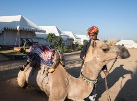 Pushkar Adventure Camp And Camel Safari: Pushkar şehrinde bir çadırlı kamp alanı