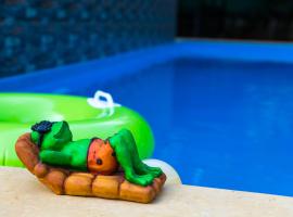 Lazy Frog Guest House, hotel perto de Cataratas de Dudsagar, Cavelossim