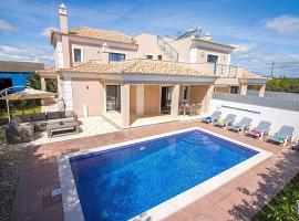 Villa in Vale Formoso Sleeps 6 with Pool Air Con and WiFi, hotel di Vale Formoso