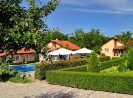 Viesnīca ar baseinu Green Life - 3 Villas with private Pool pilsētā Bryastovets