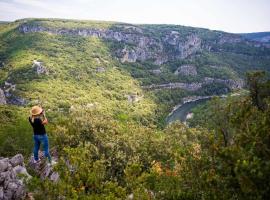 Camping Mille Étoiles, hotell i Labastide-de-Virac