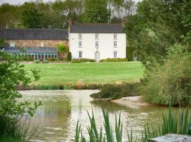Heron House at Millfields Farm Cottages, hotel with parking in Hognaston