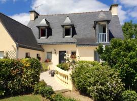 Maison de 4 chambres avec jardin clos et wifi a Tregomeur a 8 km de la plage โรงแรมในTrégomeur