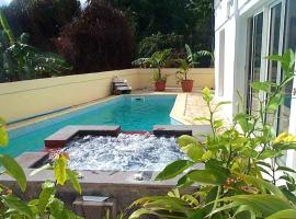 Appartement de 2 chambres avec piscine partagee jacuzzi et jardin clos a Bois De Nefles Saint Paul, apartamento en Le Bois de Nèfles