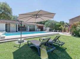 Villa de 3 chambres avec piscine privee jacuzzi et jardin amenage a Oppede, pet-friendly hotel in Oppède