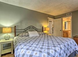 On Big Boulder Lake Condo with Community Pools!, condominio en Lake Harmony