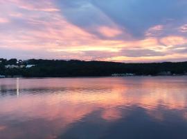 Spectacular home with a amazing ocean - river view, hotel v destinaci Groton