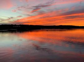 Waterfront Home with a View, hotel with parking in Groton