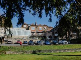 The Diplomat Hotel Restaurant & Spa, ξενοδοχείο με υδρομασάζ σε Llanelli