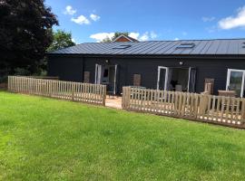 2 Barn Cottages, sumarhús í Whitchurch