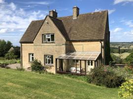 Beautiful 3 bedroomed Cotswolds Farmhouse, hotel con parcheggio ad Andoversford