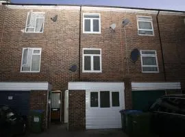 Budget 4-Bed House in Woolwich