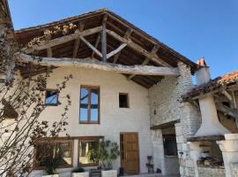 Country villa for 19 pool cinema football pitch, vakantiehuis in Verteillac