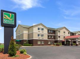Quality Inn & Suites, hotelli kohteessa Ferdinand lähellä maamerkkiä Holiday World & Splashin Safari
