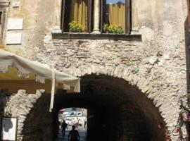 Palazzo Fregoso, hotel berdekatan Taman Baia delle Sirene, Garda