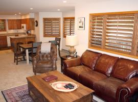 Woods Manor #302-A - Close to Main Street - Access to Indoor Hot Tub and Shuttle, hotel in Breckenridge