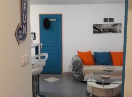 Pause Appart 40 m2 avec cour privative - Spacieux & Confortable, hotel con estacionamiento en Saint-Ambroix