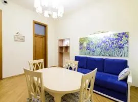 Сучасні Апартаменти на Площі Ринок з балконом