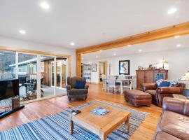 Lakefront Gem with Hot tub and Views, βίλα σε Sandpoint