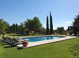 Mas La Pomarede, luxury hotel in Robion en Luberon