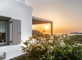 White Tinos Luxury Suites, hotel in Stení