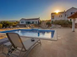 Villa Luisa Pucisca - 2 Häuser, 6 Schlafzimmer Insel Brac - Pool, Grill, Kamin, Tischtennis, Boccia