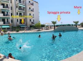 RESIDENCE EL PALMAR FRONTE MARE, FRONTE SPIAGGIA (5 metri), FRONTE PISCINA (4 metri), hotel malapit sa Torino Square, Lido di Jesolo