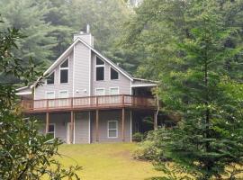 Beautiful Tranquil Mountain Home in Andrews, NC, αγροικία σε Andrews