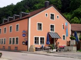 Gasthof zum Brunnen: Mörnsheim şehrinde bir otel
