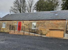 Inviting 2-Bed Barn with hot tub near Muirkirk, accommodation in Cumnock