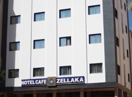 ZELLAKA hôtel & café, готель з парковкою у місті Хурібга