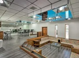 Walk to Pawtucket Country Club! Sleek Condo