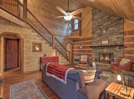 Gorgeous Log Cabin with 2 Decks and Fireplaces!, chalupa v destinaci Fleetwood