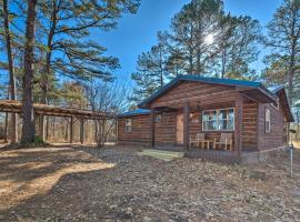 Updated Cabin with Fire Pit 2 Mi to UTV and Hike, hotel with parking in Big Cedar
