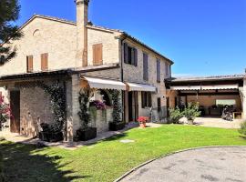 Spacious villa with private pool in Pesaro culture capital 2024, hotell med parkeringsplass i Tavullia