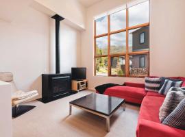 Snow Stream 1 Bedroom and loft with gas fire garage parking and mountain view, chalet i Thredbo