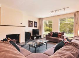 Village Green 2 Bedroom loft townhouse with views fireplace and garage parking, cabin in Thredbo