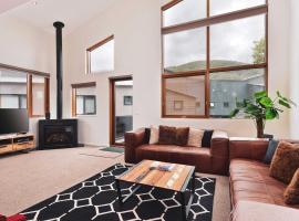 Snow Stream 3 Bedroom and loft with gas fire garage parking and balcony, cabin in Thredbo