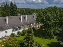 Boutique Hotel Zum Oberjäger, Schloss Lackenbach, hotel v destinaci Lackenbach