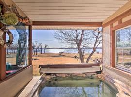 Cozy Lake Eufaula Hideaway with Fire Pit and Hot Tub!, hotel in Eufaula