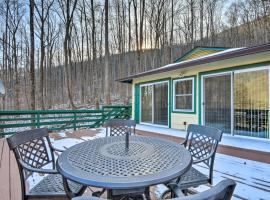 Nantahala Mountain Cabin with Deck about 1 Mi to Hiking!, hotel with parking in Franklin