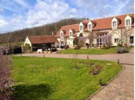 Maison de 6 chambres avec jacuzzi jardin clos et wifi a Saint Georges sur Baulche, hotel en Saint-Georges-sur-Baulche