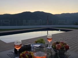 Maximos Luxury Villa with Pool -BREAKBOOKING-CY, βίλα στη Λεμεσό