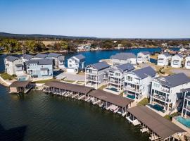 Lakeside Property with Temperature Control Pool on Lake LBJ, hotel in Kingsland