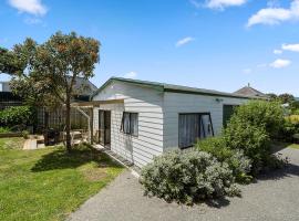 Searenity - Waikanae Beach Holiday Home, semesterhus i Waikanae