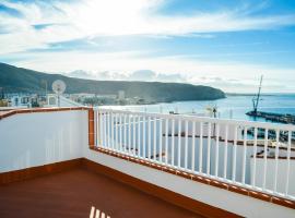 Banana Surf House, guest house in Los Cristianos