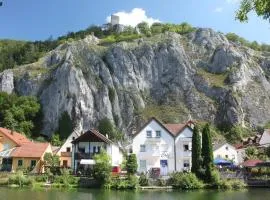 Cafe Altmühl, Ferienwohnungen Gästehaus Krimhilde direkt am Wasser