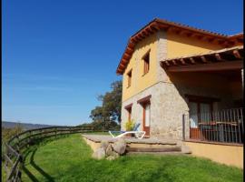 Villa in Gironella Sleeps 15 with Pool, hotell i Gironella