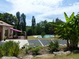 Chalet de 2 chambres avec piscine partagee jardin clos et wifi a Saint Germain du Salembre, ξενοδοχείο σε Saint-Germain-du-Salembre