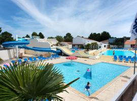 Bungalow charmant à Saint-Jean-de-Monts avec piscine partagée, Hotel in Saint-Jean-de-Monts